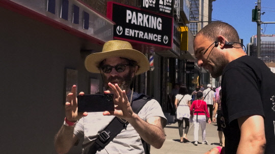 코프먼 영화감독(왼쪽)과 어빙 촬영감독이 '갤럭시S22 울트라'를 활용해 촬영하고 있다. 삼성전자 제공